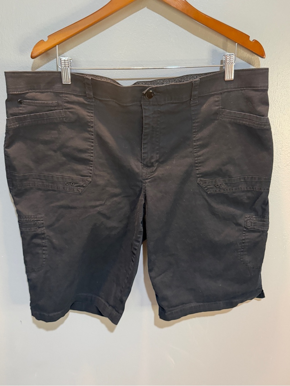 GLORIA VANDERBILT LADIES BLACK CARGO SHORTS SZ 18W